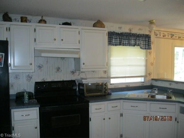 1566 Hunters Woods Dr, Trinity, NC 27370 photo 5