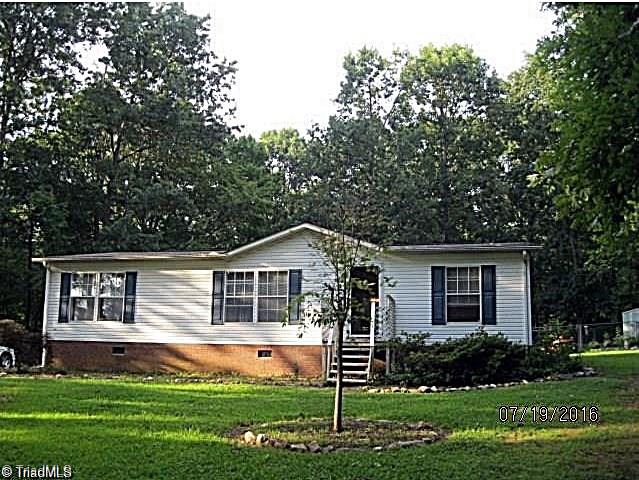 1566 Hunters Woods Dr, Trinity, NC 27370 photo 1
