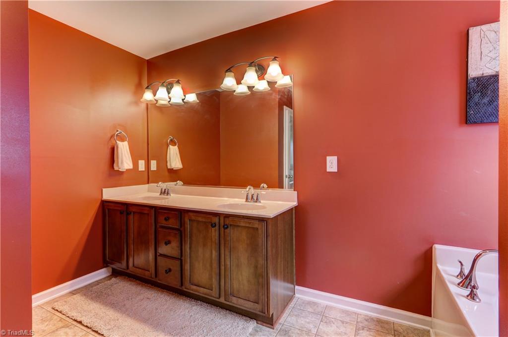 2694 Splitbrook Dr, High Point, NC 27265 photo 17