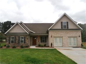 101 Pilot Bluff Dr, King, NC 27021 photo 1