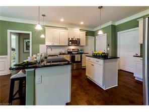 101 Pilot Bluff Dr, King, NC 27021 photo 2