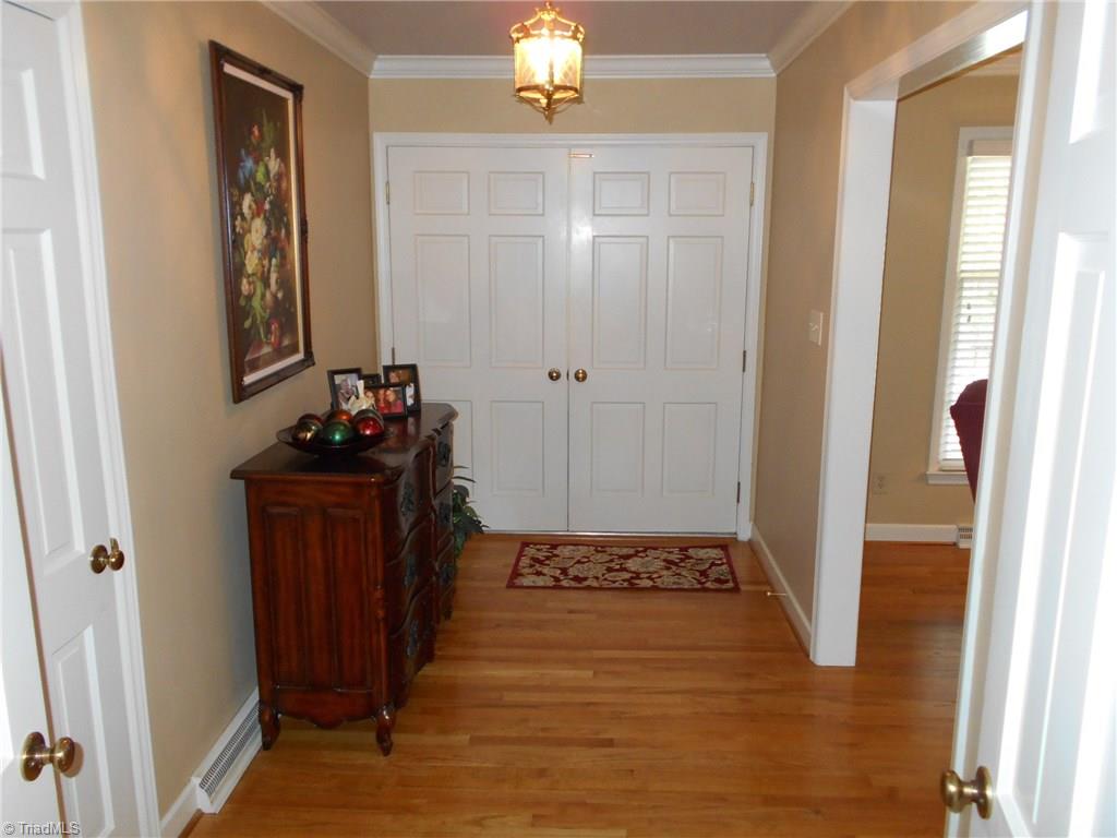 924 Kingston Dr, High Point, NC 27262 photo 4