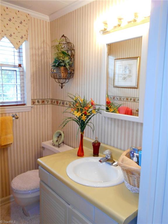924 Kingston Dr, High Point, NC 27262 photo 23