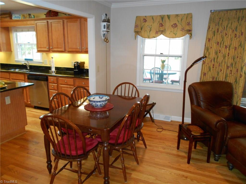 924 Kingston Dr, High Point, NC 27262 photo 9