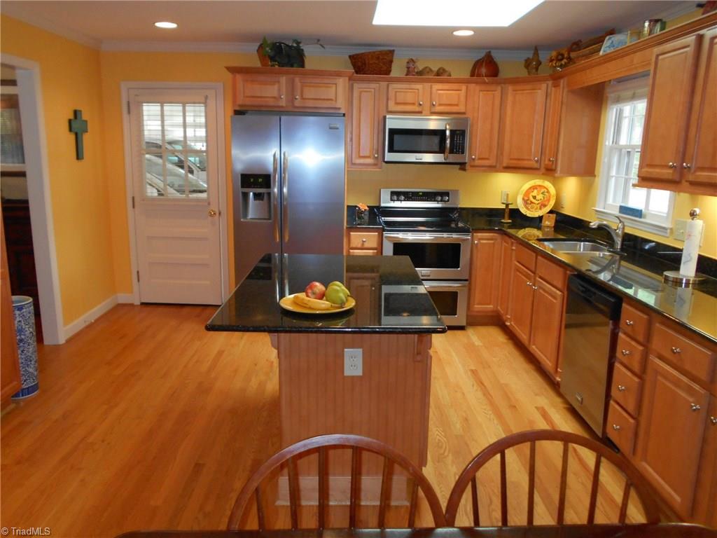 924 Kingston Dr, High Point, NC 27262 photo 8