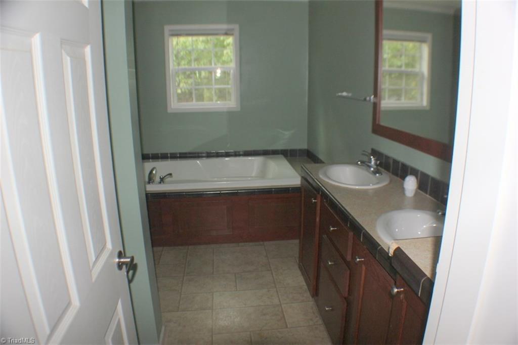 214 Border Ln, Pinnacle, NC 27043 photo 10