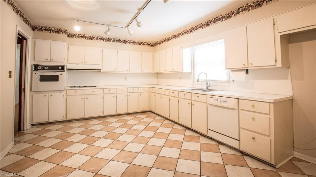 914 Wimbledon Pl, High Point, NC 27262 photo 10