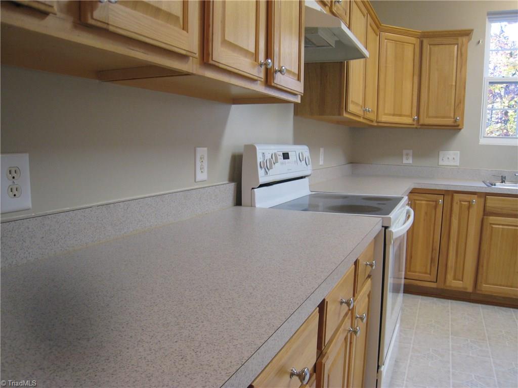 1112 Hampton Park Dr, High Point, NC 27265 photo 7