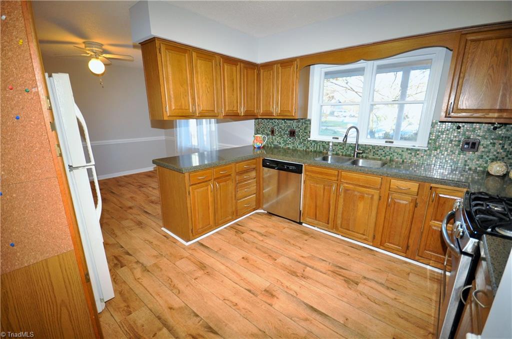 1806 Overlook Pt, High Point, NC 27265 photo 12