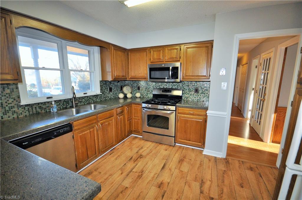 1806 Overlook Pt, High Point, NC 27265 photo 2