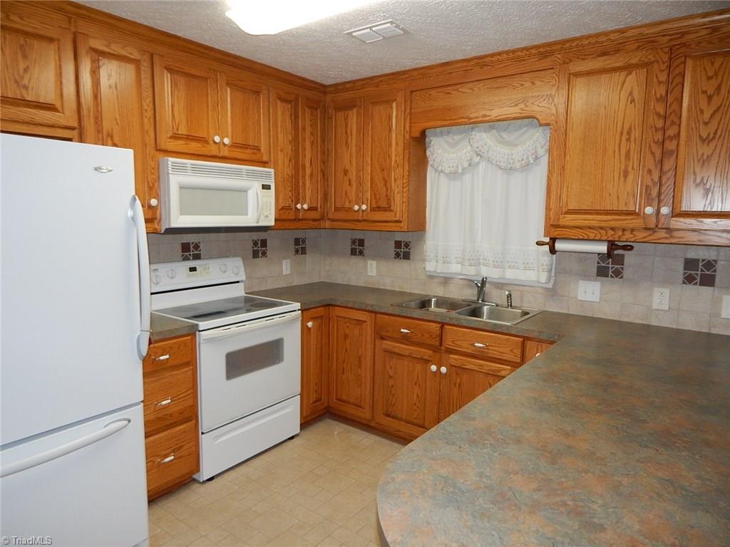 174 Brook Hill Ct, Elkin, NC 28621 photo 4