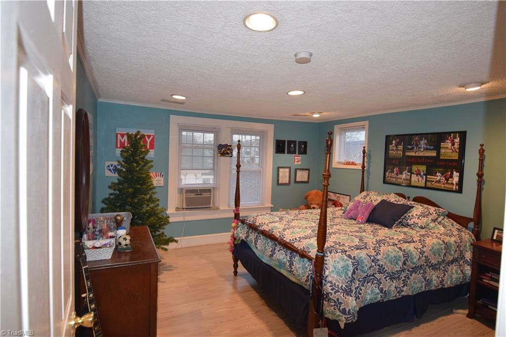 409 E Main St, Pilot Mountain, NC 27041 photo 17