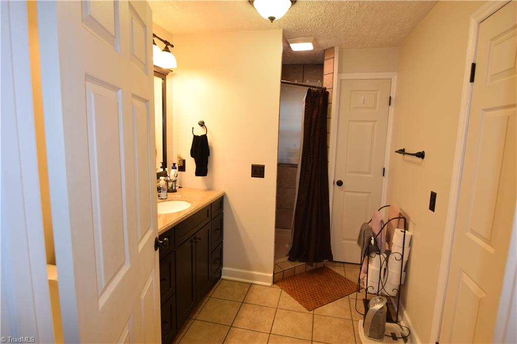 409 E Main St, Pilot Mountain, NC 27041 photo 8