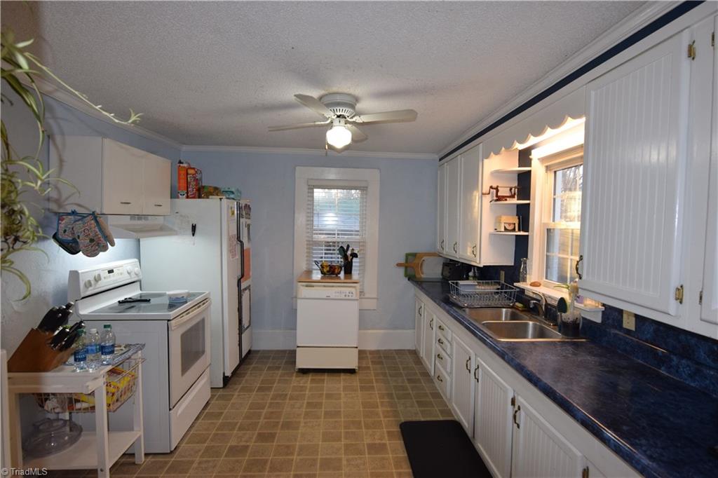 409 E Main St, Pilot Mountain, NC 27041 photo 6