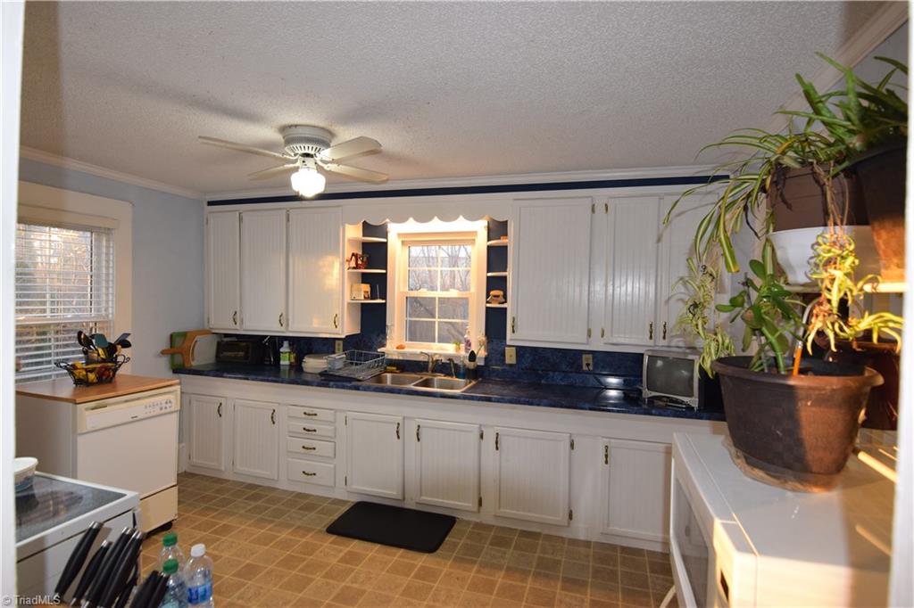 409 E Main St, Pilot Mountain, NC 27041 photo 5