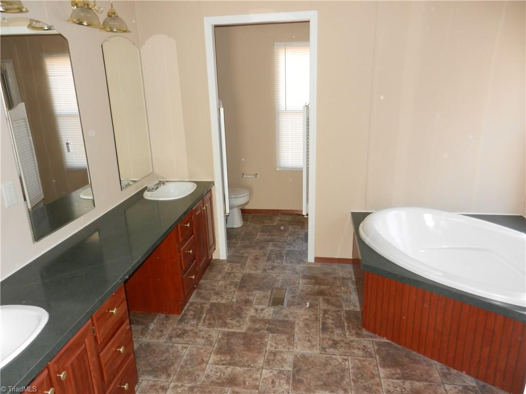 6894 Wright Rd, Thomasville, NC 27360 photo 5