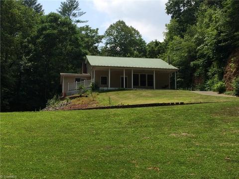 346 E Collins Ln, Dobson, NC 27017 photo 2