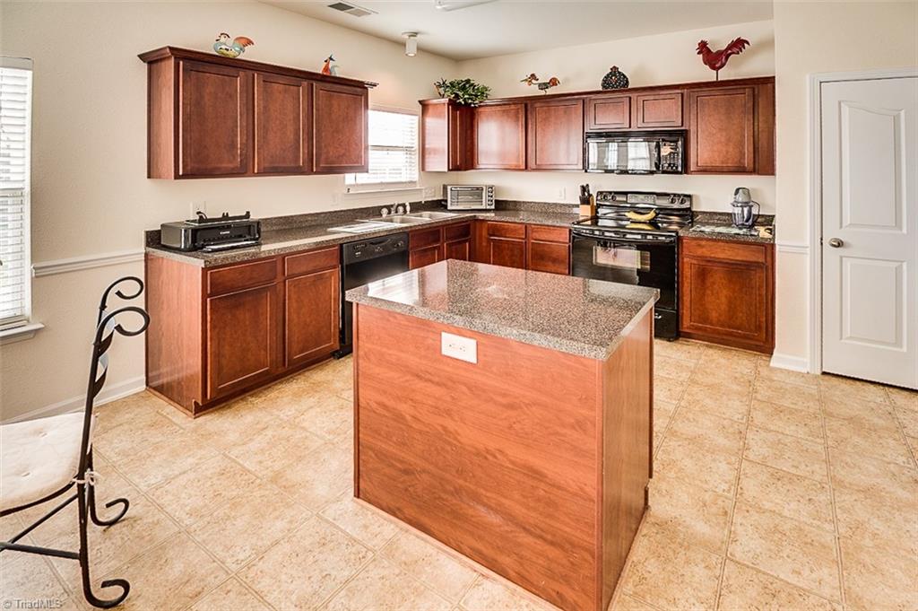 895 Hedgepath Ter, High Point, NC 27265 photo 8