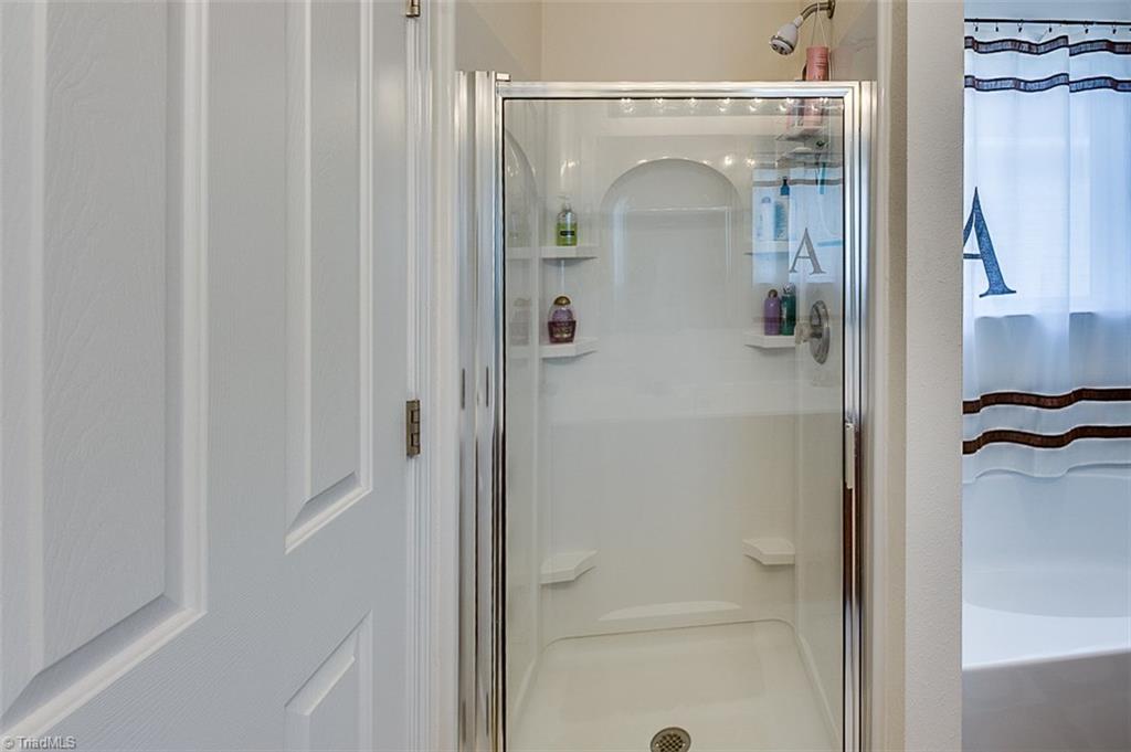 895 Hedgepath Ter, High Point, NC 27265 photo 16