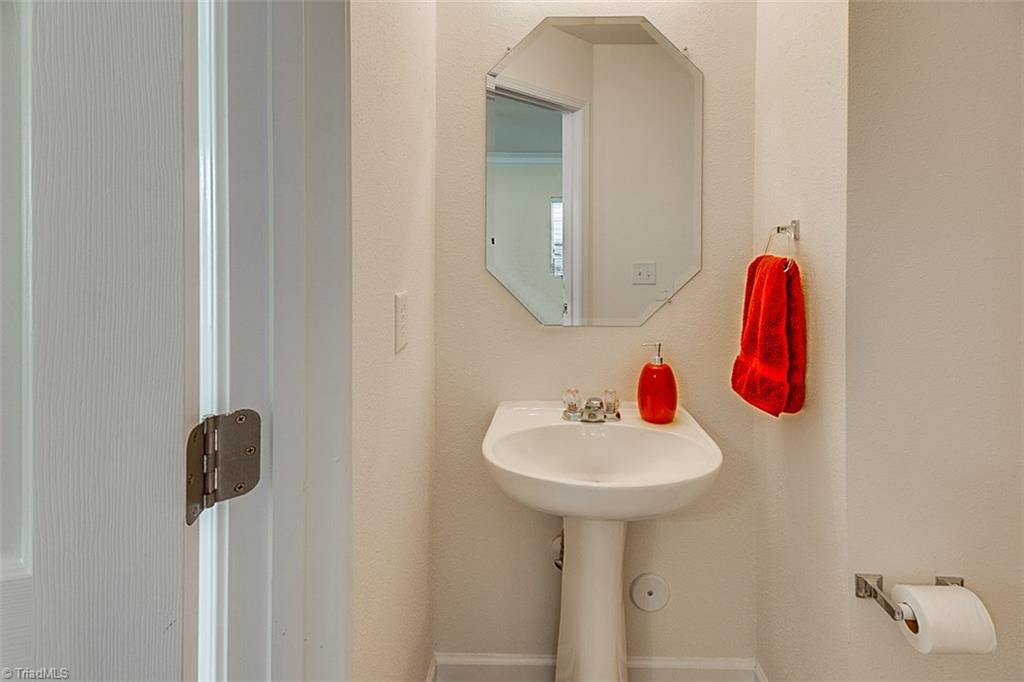 895 Hedgepath Ter, High Point, NC 27265 photo 11