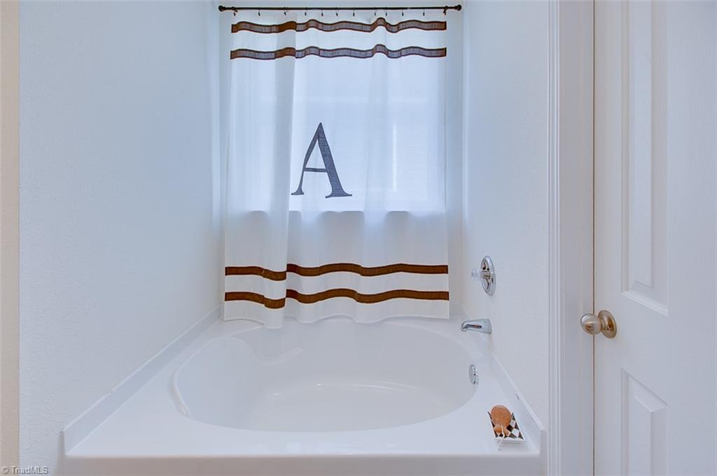 895 Hedgepath Ter, High Point, NC 27265 photo 15