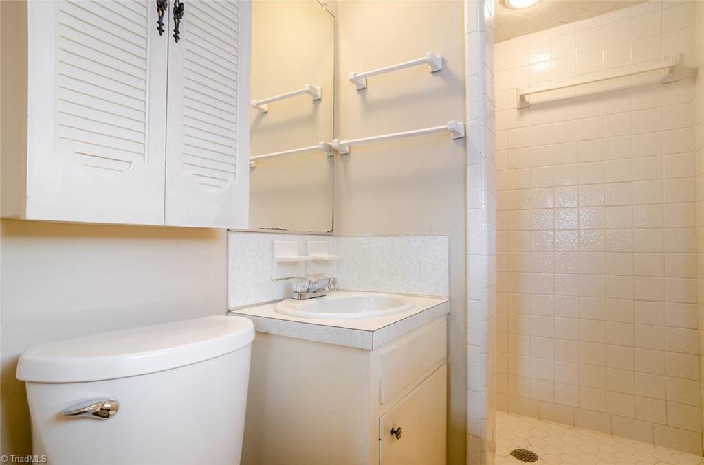 2301 Dover Pl, High Point, NC 27265 photo 12