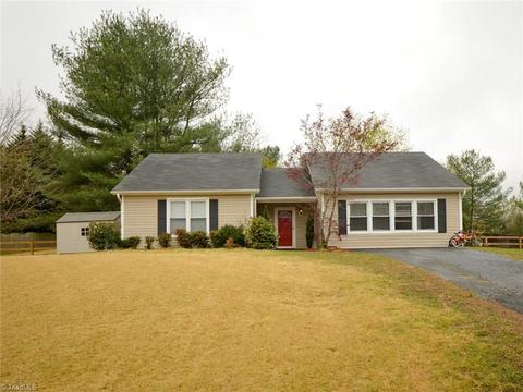 107 Oak Pointe Dr, King, NC 27021 photo 1
