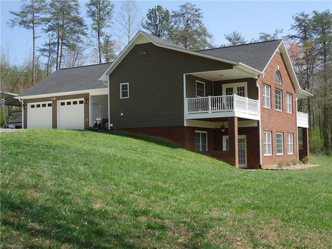 1052 Carson Rd, Pilot Mountain, NC 27041 photo 4