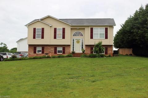 1045 Laurel Bluff Dr, King, NC 27021 photo 1