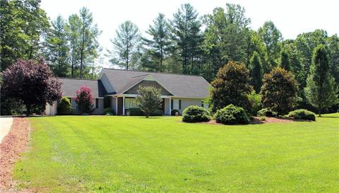 894 Carson Rd, Pilot Mountain, NC 27041 photo 3