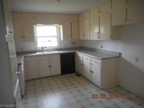 204 Hampton Dr, High Point, NC 27265 photo 4