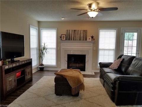 1401 Suncrest Dr, High Point, NC 27265 photo 4