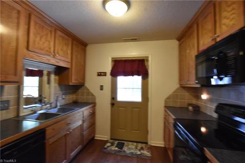 1121 Foxtrot Ct, King, NC 27021 photo 4