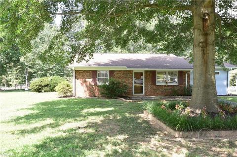 1121 Foxtrot Ct, King, NC 27021 photo 2