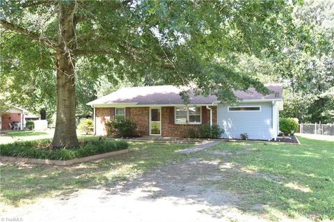 1121 Foxtrot Ct, King, NC 27021 photo 1