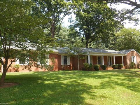 604 Pine St, Dobson, NC 27017 photo 1