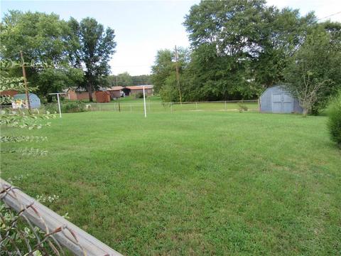 105 Rolling Green Ln, King, NC 27021 photo 5