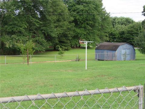 105 Rolling Green Ln, King, NC 27021 photo 10