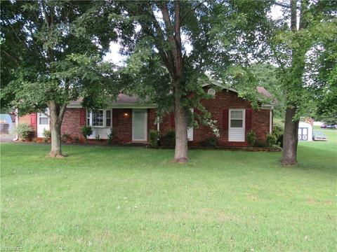 105 Rolling Green Ln, King, NC 27021 photo 1