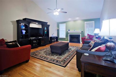 2106 Candelar Dr, High Point, NC 27265 photo 2