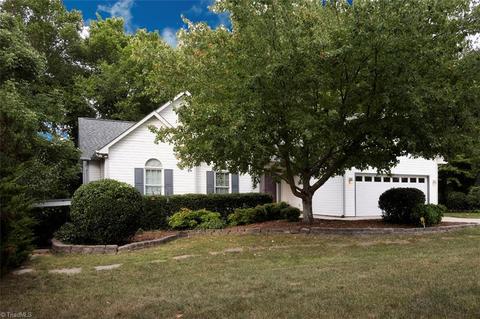 2106 Candelar Dr, High Point, NC 27265 photo 1