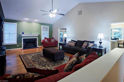 2106 Candelar Dr, High Point, NC 27265 photo 4