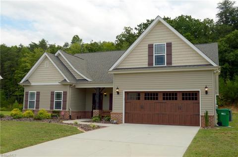 217 Pilot Bluff Dr, King, NC 27021 photo 1