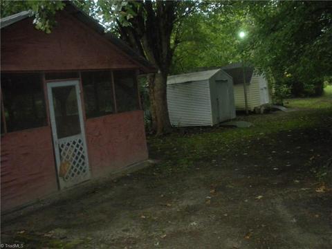505 Smith St, Thomasville, NC 27360 photo 2
