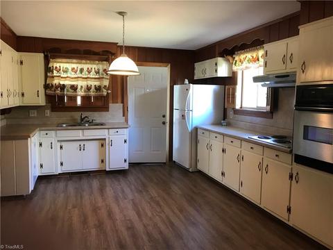 131 Spruce St, Elkin, NC 28621 photo 5