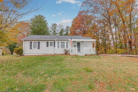302 South St, Elkin, NC 28621 photo 3