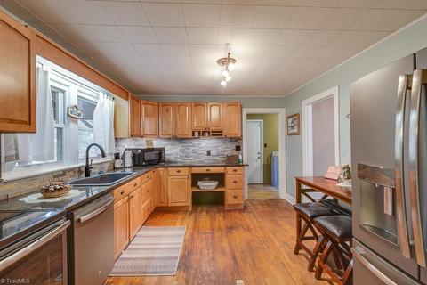 302 South St, Elkin, NC 28621 photo 4