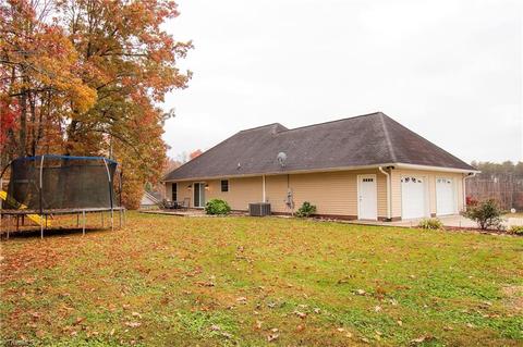 910 Carson Rd, Pilot Mountain, NC 27041 photo 4