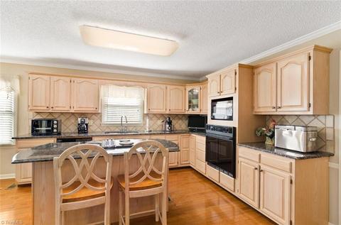 1900 Lazy Ln, High Point, NC 27265 photo 9
