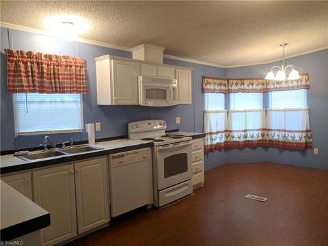 1081 Roy Tuttle Rd, Pinnacle, NC 27043 photo 4